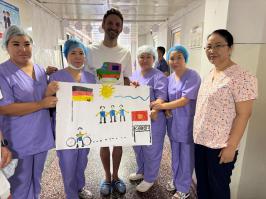 Umai gemeinsam mit dem Klinikpersonal in Kirgistan